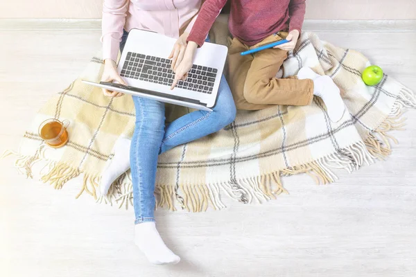 Joven Mujer Niño Manta Cuadros Mamá Sostiene Una Computadora Portátil — Foto de Stock