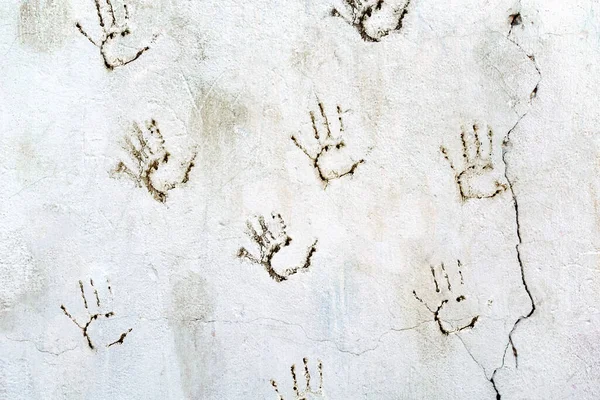 Παλιό Βρώμικο Λευκό Τσιμεντένιο Τοίχο Ανθρώπινα Αποτυπώματα Χεριών Σκούρο Χρώμα — Φωτογραφία Αρχείου