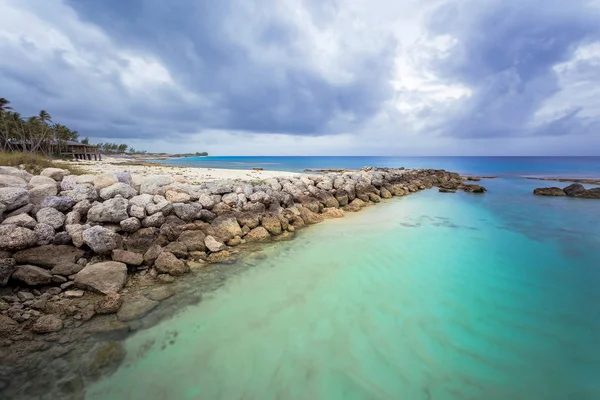 Piękna plaża w Bahamy, Karaiby ocean i idylliczne wyspy w słoneczny dzień — Zdjęcie stockowe
