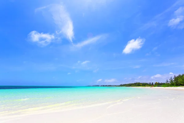 Hermosa playa en Bahamas, océano caribeño e islas idílicas en un día soleado — Foto de Stock