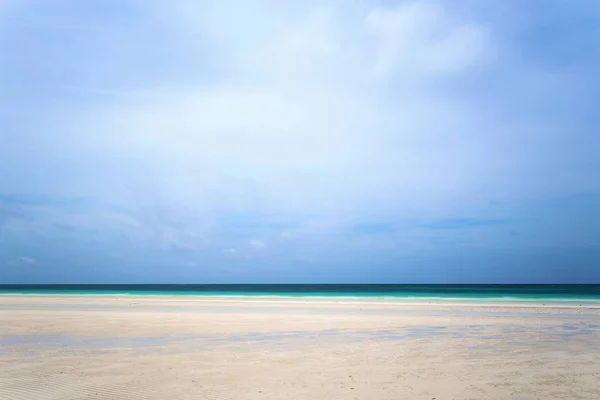 Bella spiaggia alle Bahamas, oceano caraibico e isole idilliache in una giornata di sole — Foto Stock