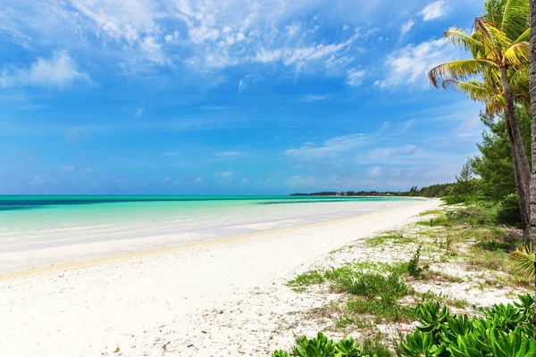 Piękna plaża w Bahamy, Karaiby ocean i idylliczne wyspy w słoneczny dzień — Zdjęcie stockowe