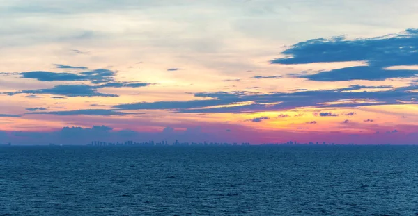 Gün batımında Karayip Denizi Miami'den panoramik manzaralı