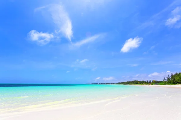 Prachtig strand in Bahama's, Caribische Oceaan en idyllische eilanden in een zonnige dag Stockafbeelding