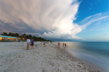 Naples beach ve günbatımı, Florida, ABD bir fırtına sırasında sakin okyanus. Meksika Körfezi Everglades Ulusal Park.Amazing şimşek fırtına günbatımı ve Naples Beach, Fl sakinleştirdi okyanus yakın büyük tropik bir fırtına sırasında inanılmaz cennet