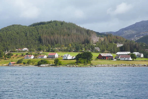 Pequena aldeia perto de Lauvvik — Fotografia de Stock
