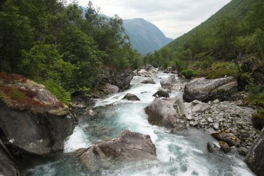 Şelale yakınındaki Trollstigen