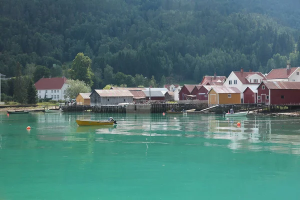 Piccolo villaggio di pescatori in Norvegia — Foto Stock