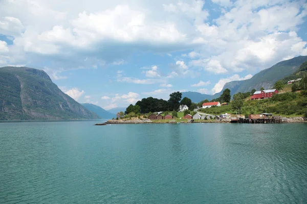 Piccolo villaggio di pescatori in Norvegia — Foto Stock