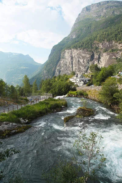 Şelale yakınındaki Geirangerfjord