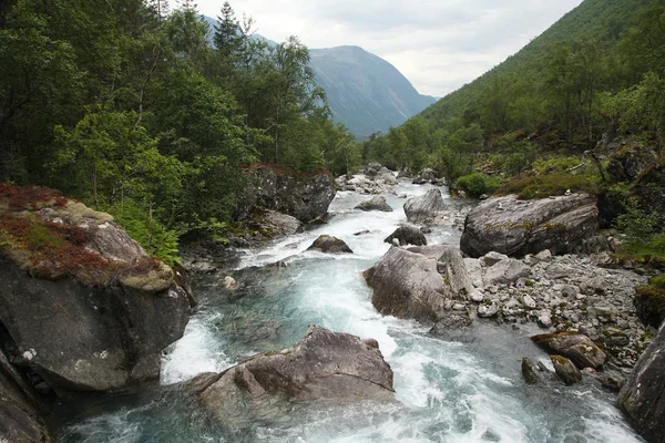 Trollstigen の近くの滝 — ストック写真