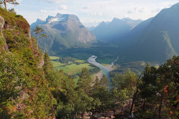 山から Andalsnes を見る — ストック写真