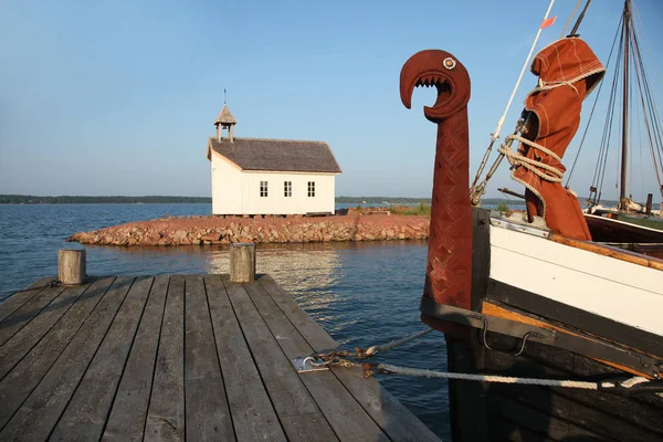 Viking barco e capela no estaleiro em Marienhamn — Fotografia de Stock