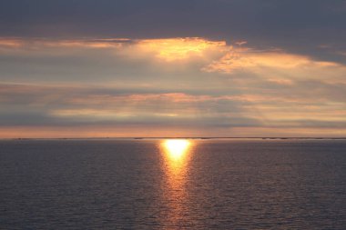 İsveç yakınındaki Atlantik Okyanusu günbatımı