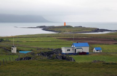 Ve deniz feneri ile İzlanda kıyı şeridi