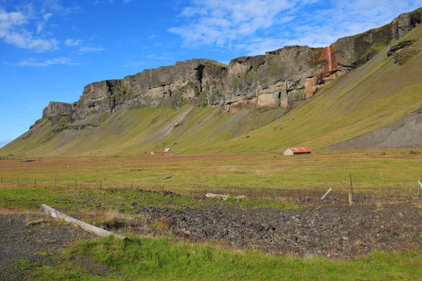 Una casa solitaria en Islandia bajo las rocas — Foto de Stock