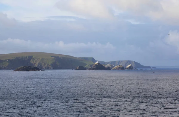 Un faro solitario en los skerries suecos — Foto de Stock