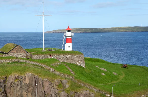 Un phare solitaire sur les îles Féroé — Photo