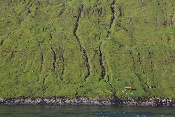 フェロー諸島の海岸に孤独な家 — ストック写真