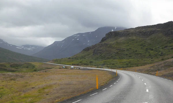 雲とアイスランドの道 — ストック写真