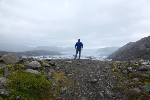 孤独男はルックスとアイスランドの氷河 — ストック写真