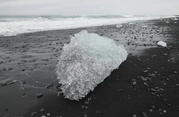 Costa de Islandia y arena negra — Foto de Stock