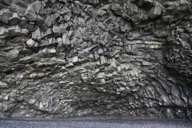 Mağara ve İzlanda'daki deniz kenarı buzlu