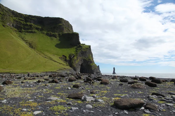 洞窟およびアイスランドの海岸の岩 — ストック写真