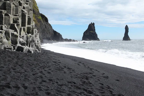 洞窟およびアイスランドの海岸の岩 — ストック写真