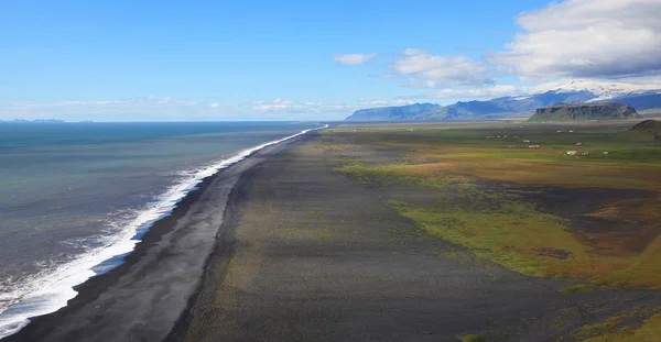 Costa del mar cerca del Arco Dyrholaey en Islandia — Foto de Stock