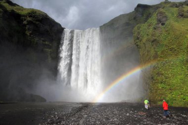 Şelale Skogafoss ve İzlanda'daki gökkuşağı