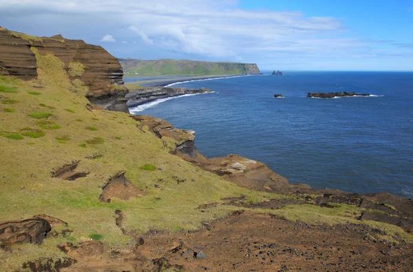 アイスランドのアーチあり近くの海岸 — ストック写真