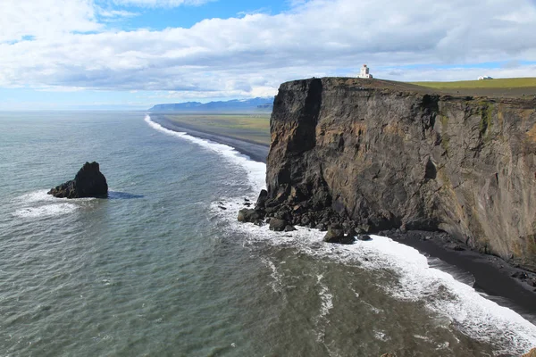 アイスランドのアーチあり近くの海岸 — ストック写真