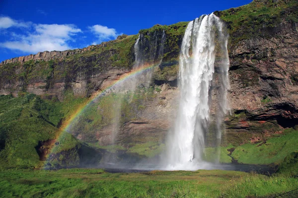 Радуга и водопад Сельджаландсфосс в Исландии — стоковое фото