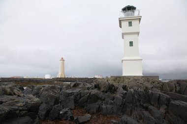 Reykjavik yakın bulutlu bir günde iki fenerler