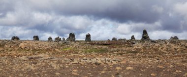 İzlanda'daki volkanik taşların piramitleri
