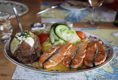 Somon steak ve fırında patates ve sebze ile geleneksel İzlanda çanak