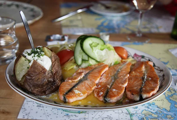 Παραδοσιακά Ισλανδικά πιάτο με φιλέτο σολομού και τις πατάτες φούρνου και λαχανικά — Φωτογραφία Αρχείου