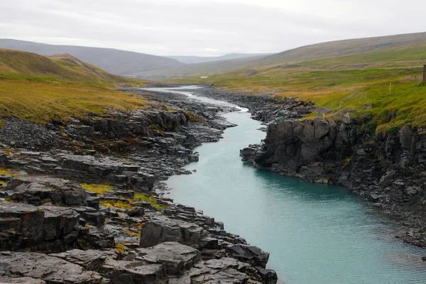 小河川やアイスランドの崖 — ストック写真