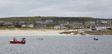 Aran Islands Inisheer adada denizden Caherard görünümü ve taş çit