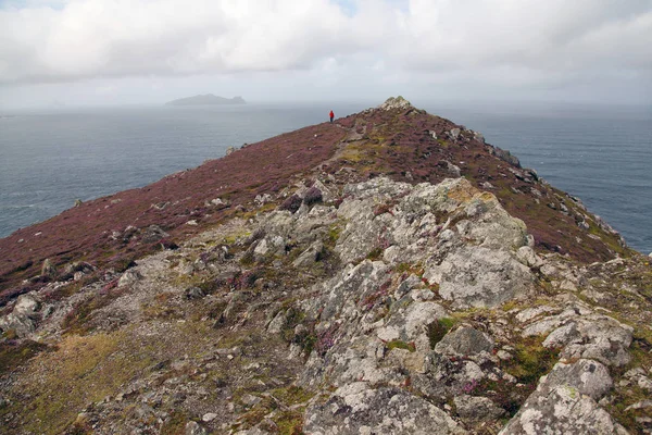 Un hombre solitario en el borde del mundo en Dunquin en la península de Dingle — Foto de Stock