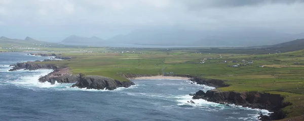 岩石爱尔兰海岸和 Dunquin 在丁格尔半岛的房子 — 图库照片