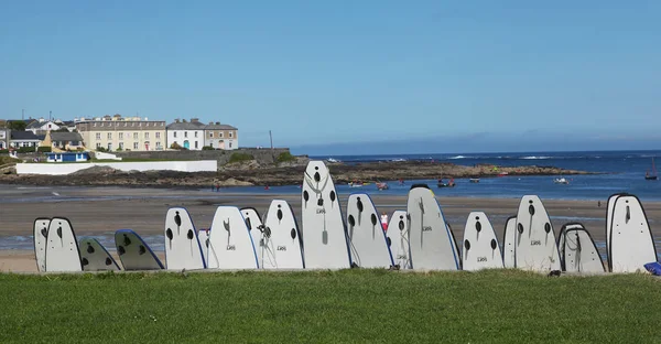 Deski surfingowe i widok na plażę Kilkee w Irlandii — Zdjęcie stockowe