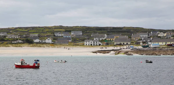 Caherard widok i kamienia ogrodzenia z morza na wyspie Inisheer na Wyspy Aran — Zdjęcie stockowe