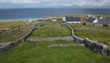 taş çit ve evleri inisheer Adası'nda aran Islands üzerinde