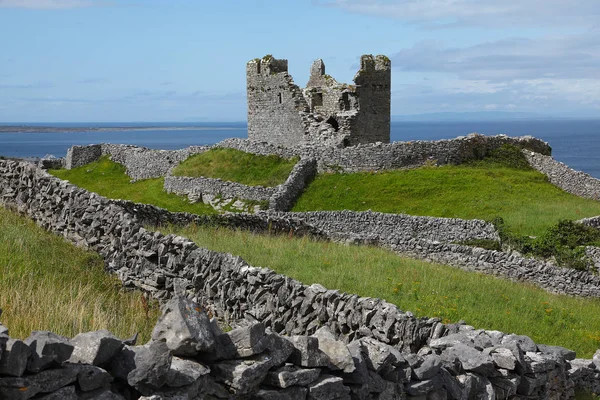 Ruines de tour et château sur l'île d'Inisheer — Photo