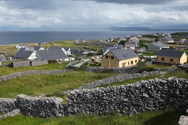 Caherard vista e cerca de pedra na ilha inisheer em ilhas de aran — Fotografia de Stock