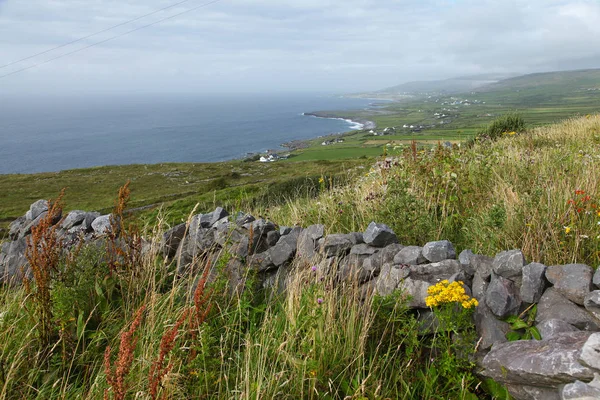 Vue sur la mer sur une route de Galway — Photo