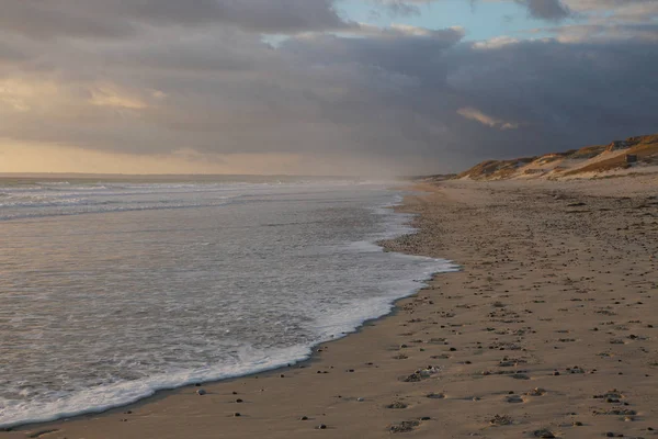 Der Beginn des Sonnenuntergangs am Strand der Atlantikküste — Stockfoto