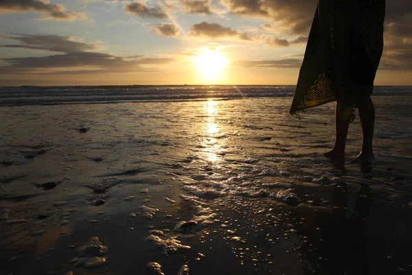 Silhouette eines Mädchens bei Sonnenuntergang am Strand der Atlantikküste — Stockfoto